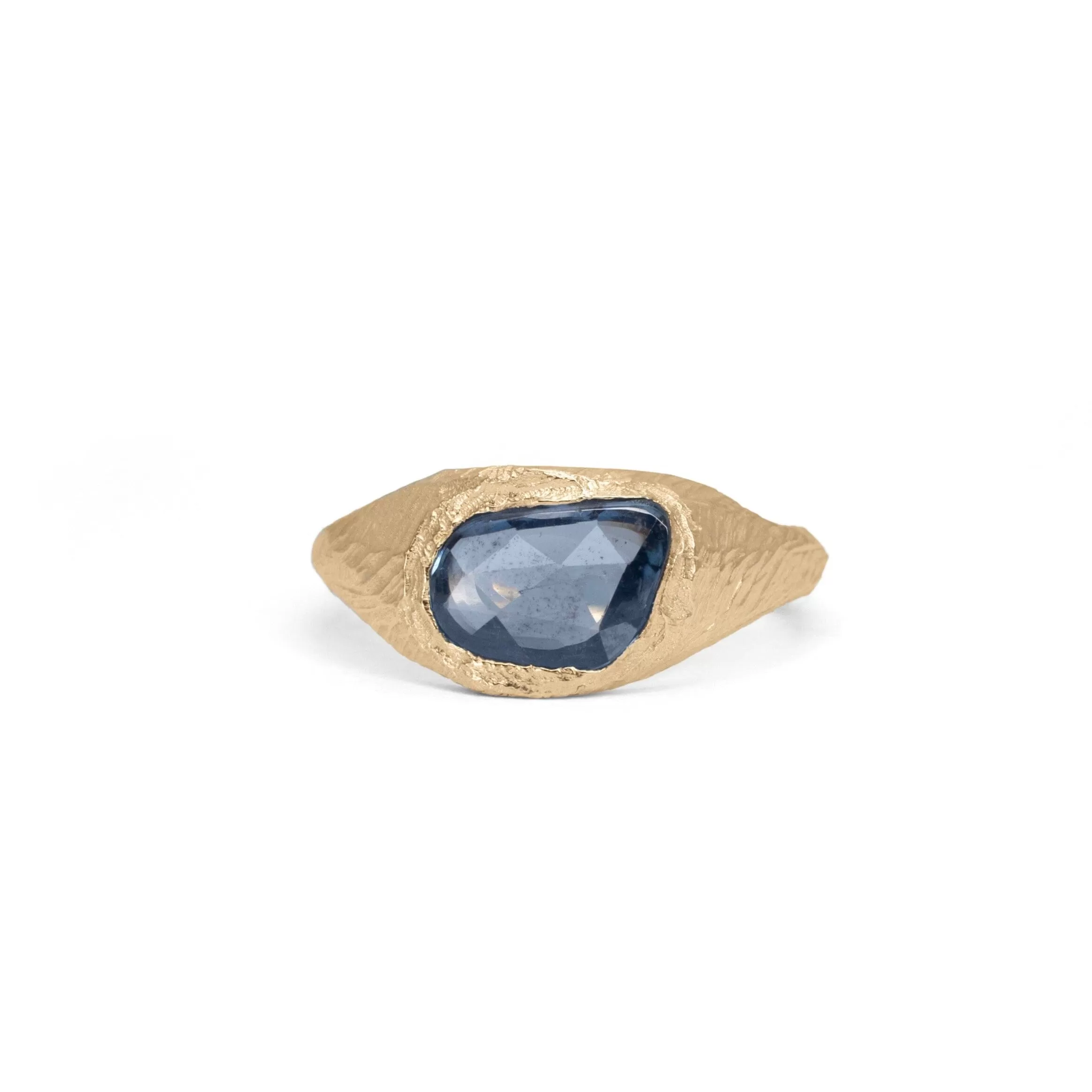 18K Signet Ring in Blue Sapphire