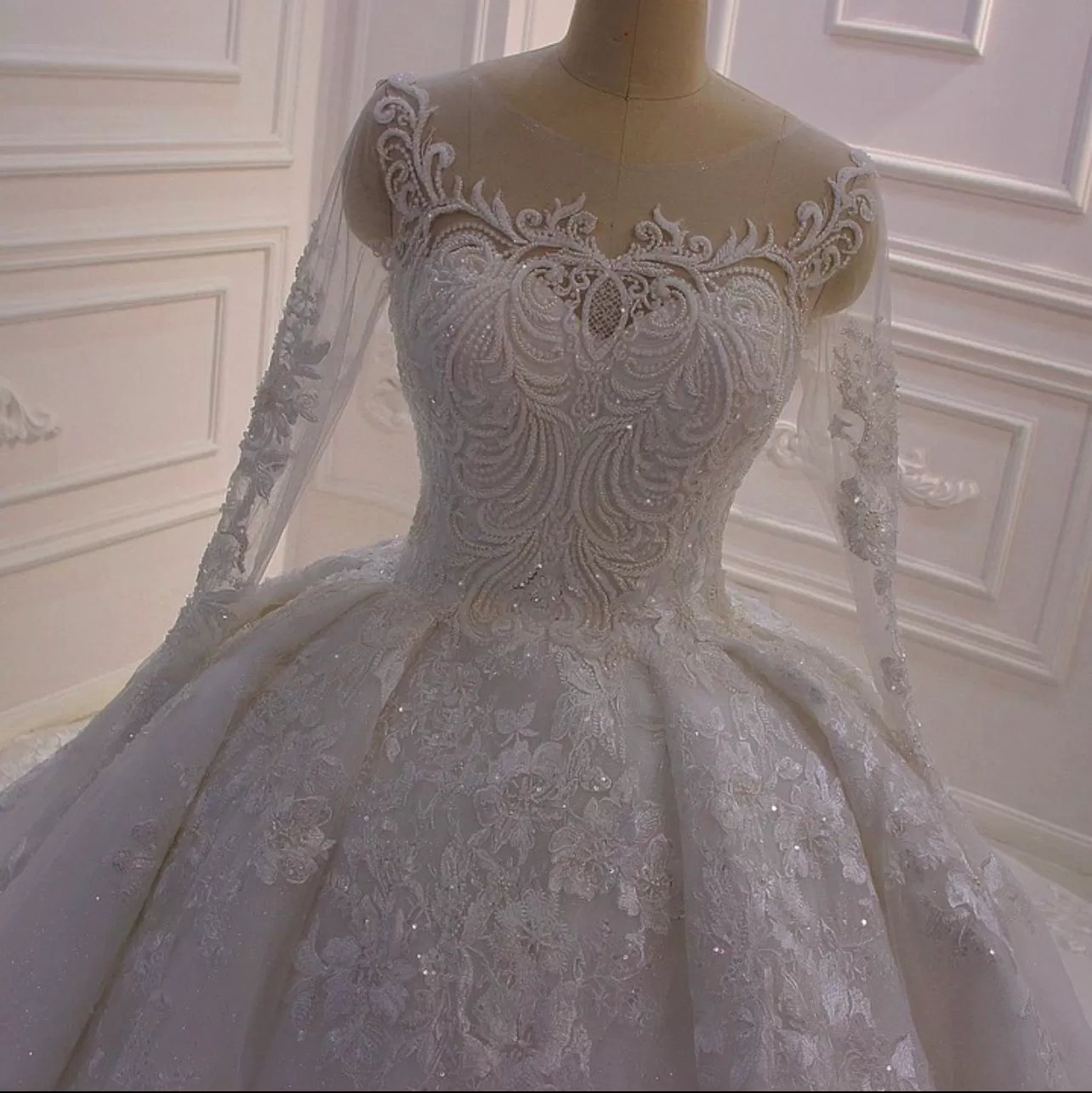 AM567 Long Sleeve Lace Appliques Luxury ball gown Wedding Dress