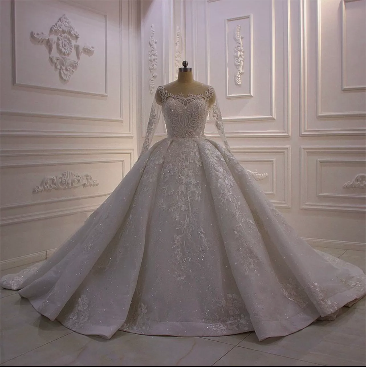 AM567 Long Sleeve Lace Appliques Luxury ball gown Wedding Dress